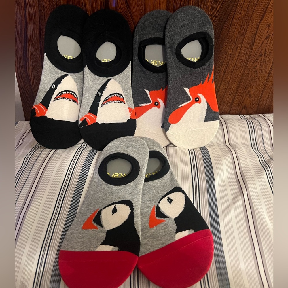 Wander 3 Pairs of Men’s New Socks, has sharks, roosters, & penguins.  One size.